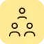 Ein einfaches schwarzes Symbol mit drei stilisierten menschlichen Figuren, die in einem Dreieck auf gelbem Hintergrund angeordnet sind und eine Gruppe oder Gemeinschaft darstellen.