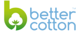 Das Better Cotton-Logo zeigt ein grünes kleines „b“ mit einer weißen Baumwollpflanze darin, neben den Worten „Better Cotton“ in hellblauen Kleinbuchstaben auf weißem Hintergrund.
