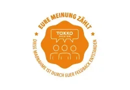 Ein orangefarbenes rundes Abzeichen mit dem Text „Eure Meinung zählt“ oben, drei stilisierten Personen und einer Sprechblase mit der Aufschrift „Takko Fashion“ in der Mitte und weiterem Text auf Deutsch am unteren Rand.