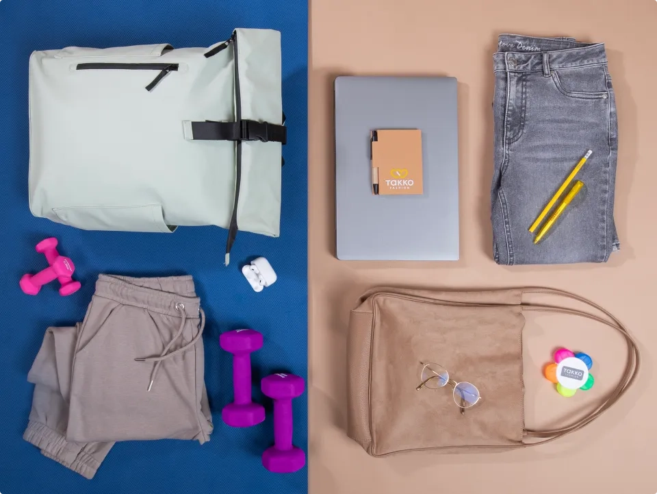 Flache Anordnung von zwei kontrastierenden Seiten: links Sportbekleidung, Hanteln, Ohrstöpsel und eine Sporttasche; rechts Jeans, ein Laptop, ein Notizbuch, ein Stift, eine Einkaufstasche, eine Sonnenbrille und bunte Haftnotizen in Blumenform.