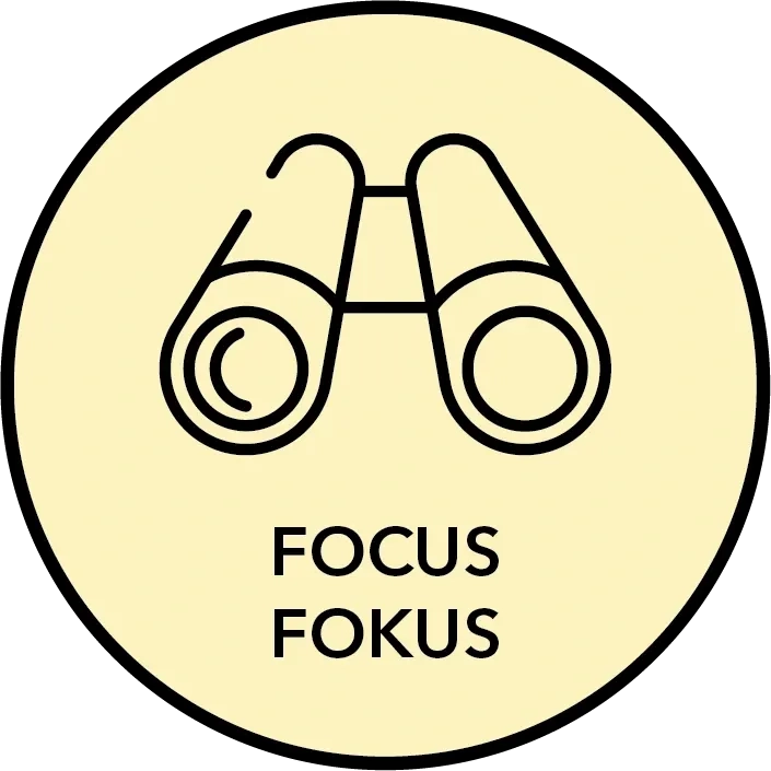 Eine einfache Strichzeichnung eines Fernglases in einem gelben Kreis, darunter die Wörter FOCUS und FOKUS in schwarzen Großbuchstaben.