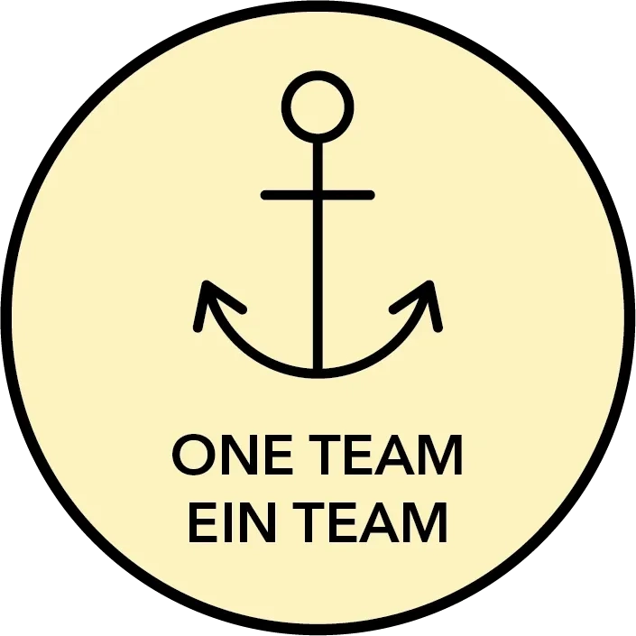 Ein einfaches schwarzes Ankersymbol in einem gelben Kreis mit schwarzem Rand. Unter dem Anker steht in fetten schwarzen Großbuchstaben „ONE TEAM EIN TEAM“.